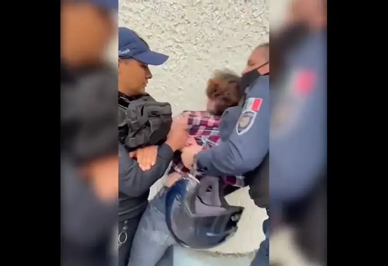 Durante el arresto el menor de edad gritó: “No traigo droga y deja de tocarme las partes nobles”. 