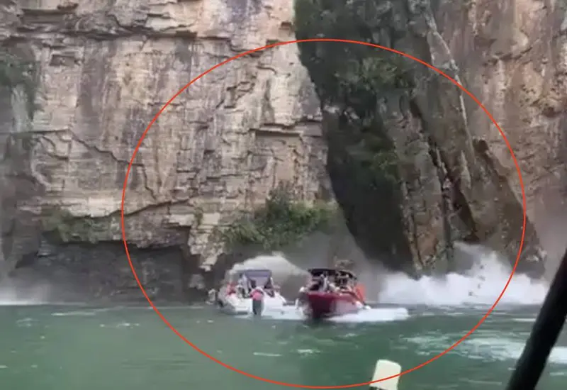 La tragedia ocurrió cuando una gran masa rocosa se desprendió de un barranco y cayó, perpendicular, encima de cuatro lanchas que paseaban por un lago.