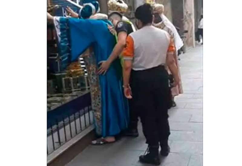 Un video muestra el momento en que la policía detiene y revisa a los Reyes Magos.