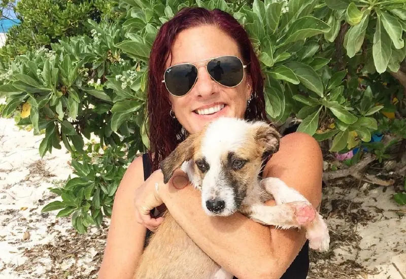 mujer-sosteniendo-a-un-perro