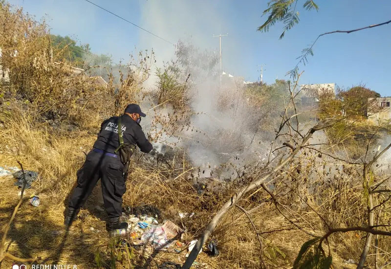 policia-apagando-el-fuego