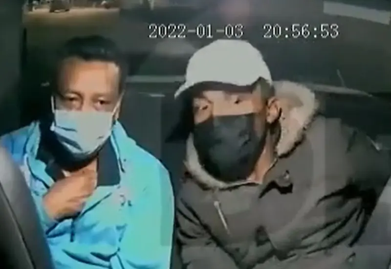 La cámara del interior del vehículo muestra el momento en que dos personas sometieron al conductor tomándolo por el cuello mientras conducía.