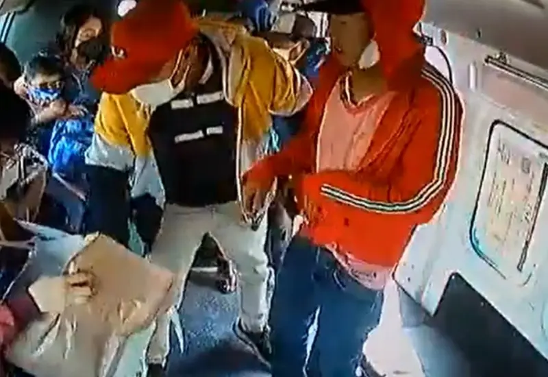 Asaltantes desvalijan a pasajeras.