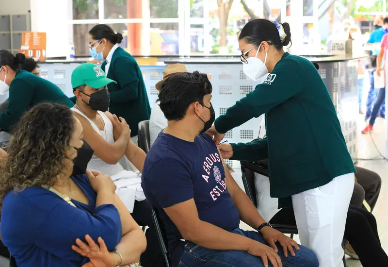 Personal médico vacunando