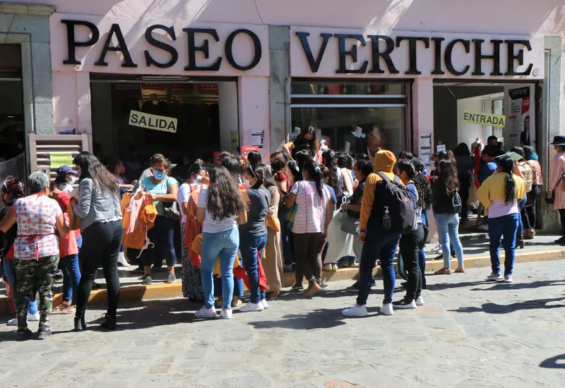 Personas aglomeradas en tienda
