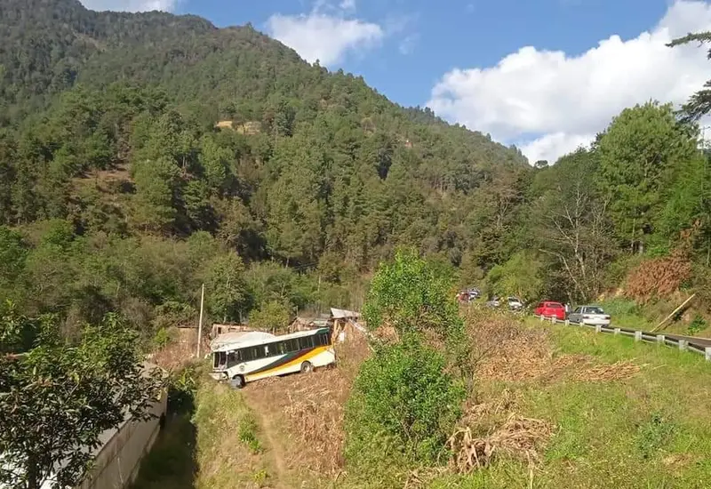 autobus-en-medio-de-campo