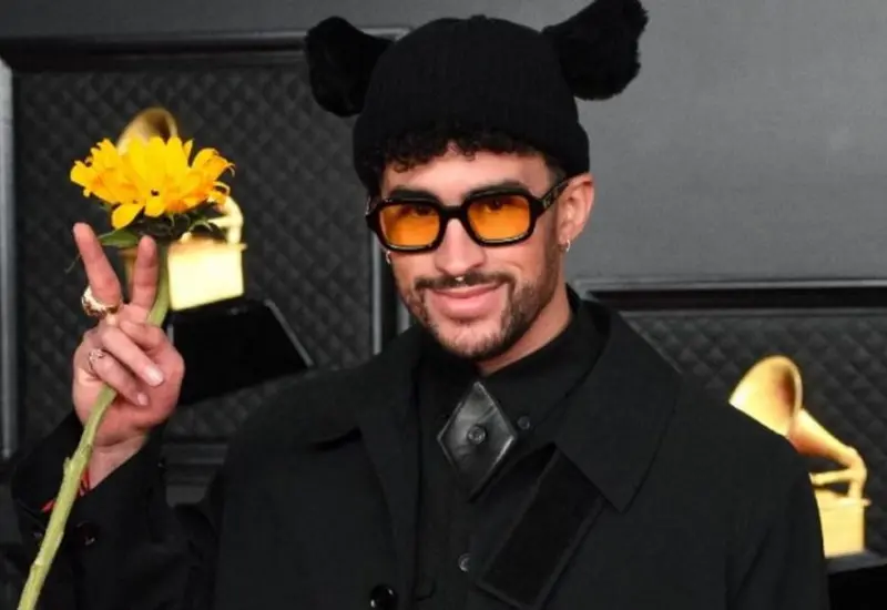 bad-bunny-con-gorro-y-girasol