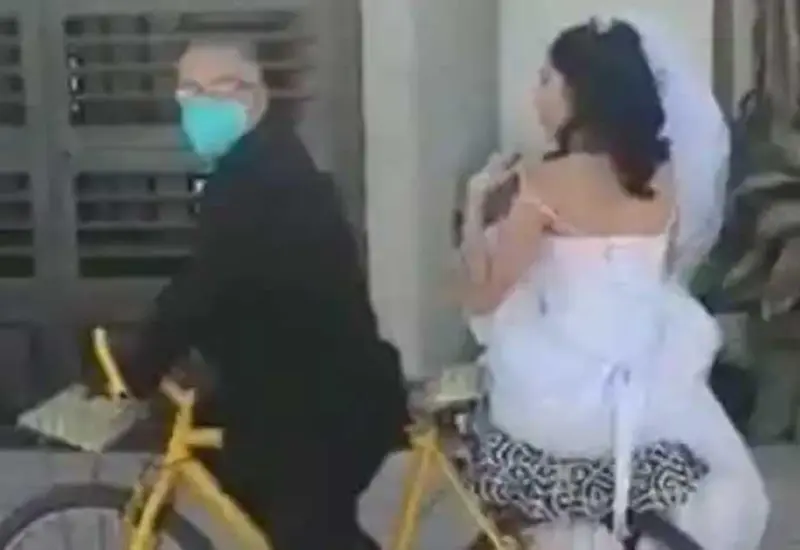 Novia en bicicleta.