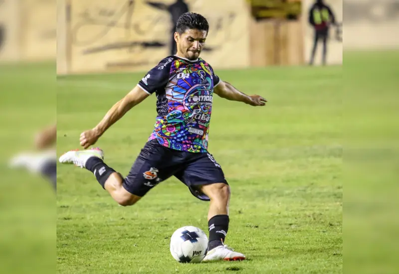 jugador-de-alebrijes-pateando-balon