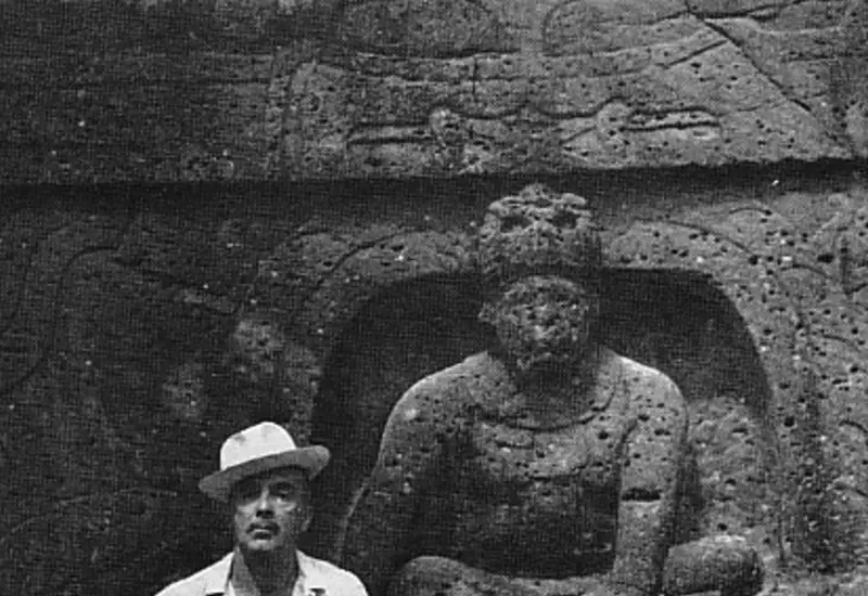 carlos-pellicer-sentado