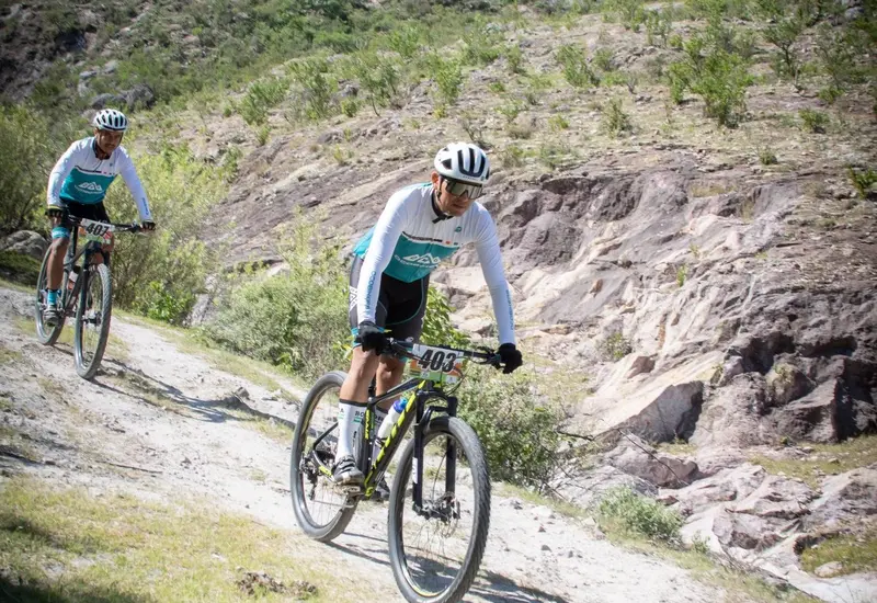 ciclista-recorriendo-montaña