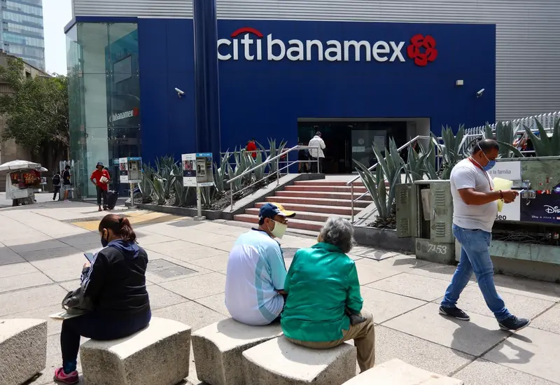 Gente a las afueras del banco.