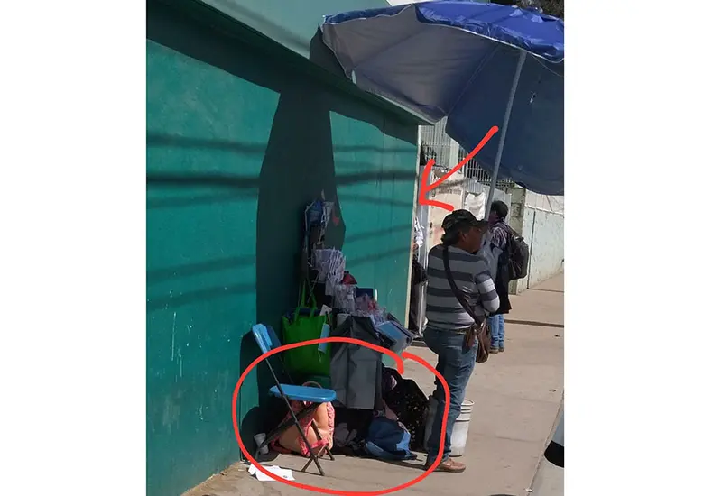 Personas tienen que dejar sus pertenencias a cuidar con un vendedor afuera del IMSS.