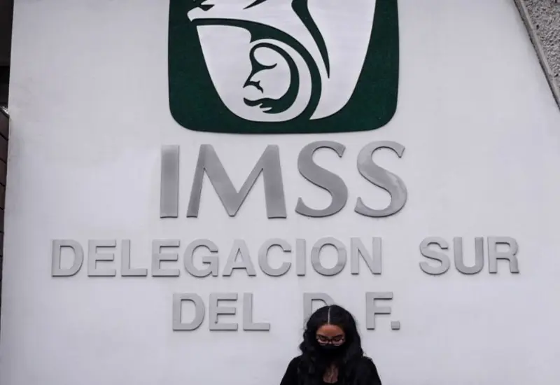 mujer-y-logo-del-imss