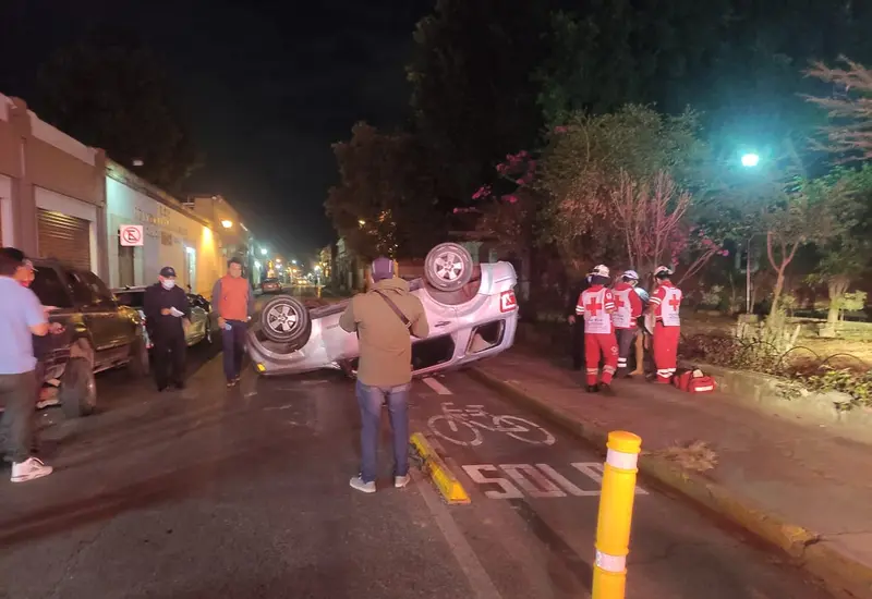 camioneta-volcada-sobre-ciclovia