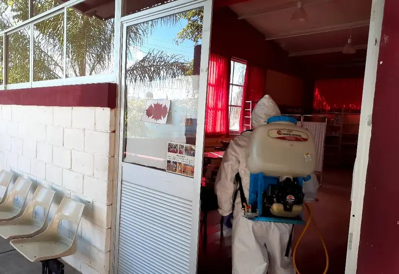 personal-sanitizando-area