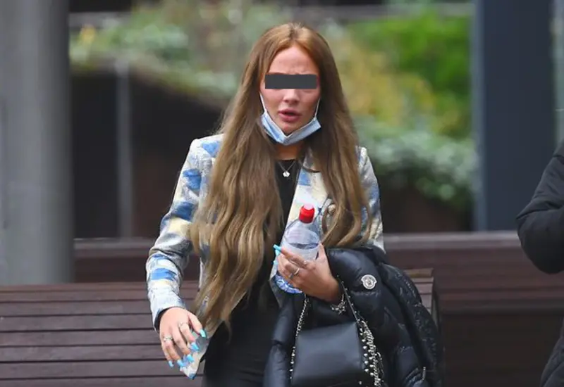 Courtney Ireland-Ainsworth sostuvo una relación de dos años con Louis Jolly, pero rompieron en 2019 y desde entonces comenzaron los problemas.
