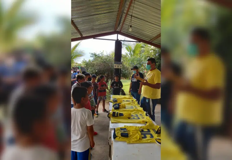 niños-recibiendo-uniforme