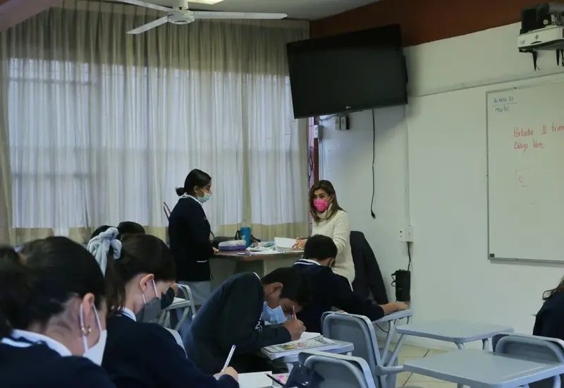 maestra-y-jovenes-en-clase