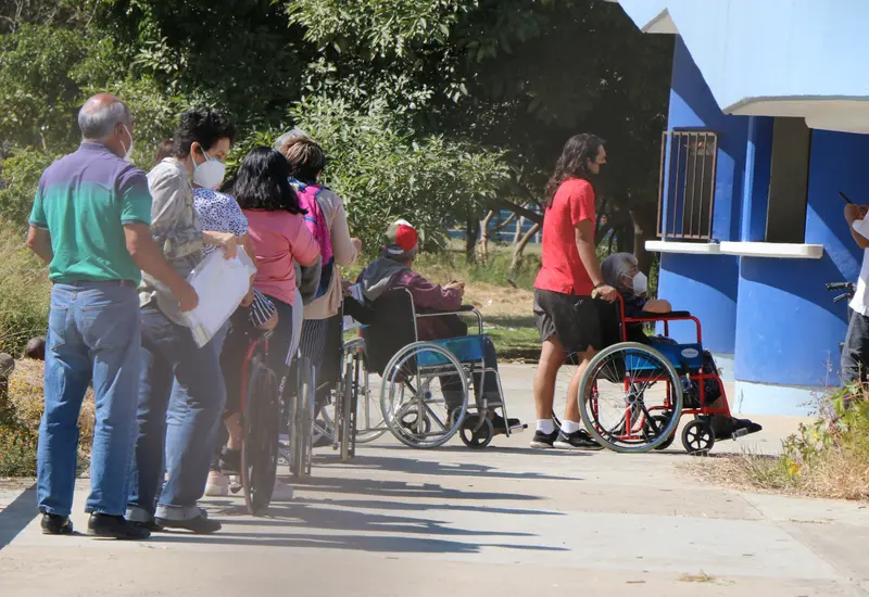 Fila para vacuna 