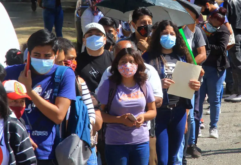 adolescentes-hacen-fila-para-vacunarse-en-oaxaca 