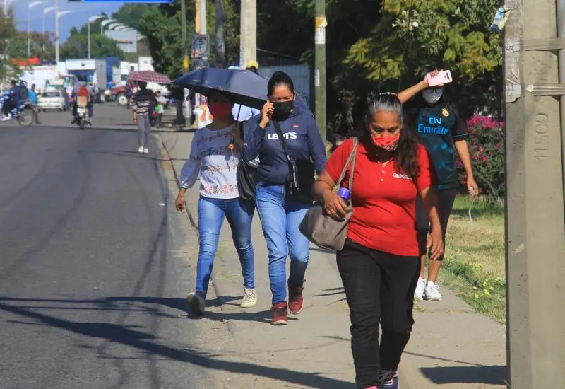 personas-caminando-por-bloqueos
