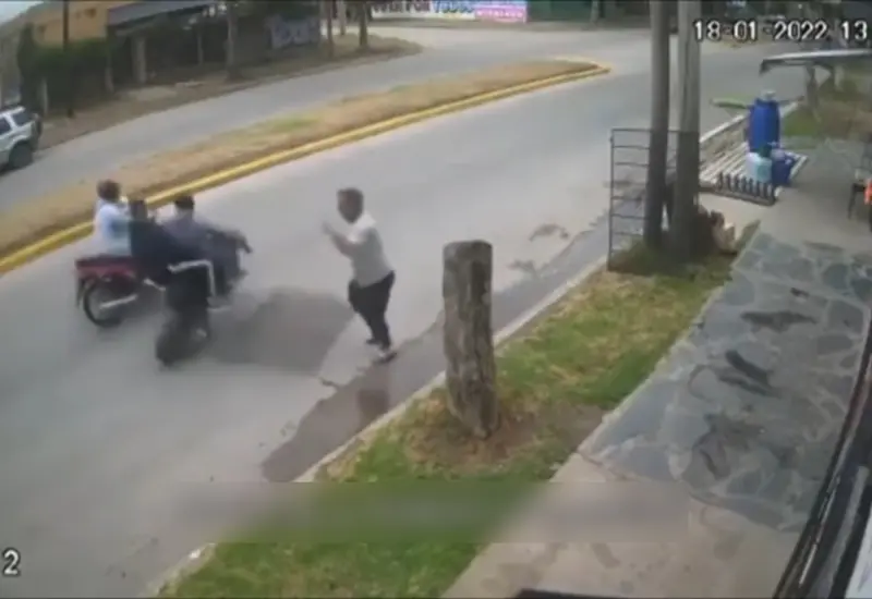 hombre-lanzando-reja-a-motociclistas