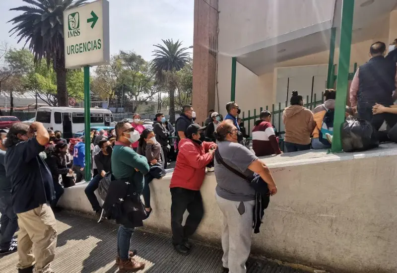 personas_esperan_atencion_medica