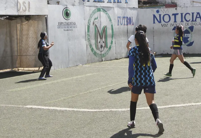 mujeres-jugando-futbol