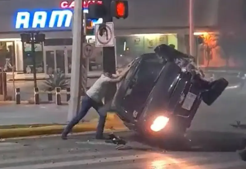 Las imágenes muestran al conductor que empuja su propio vehículo que permanece de costado.