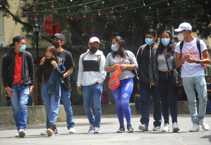 jovenes-caminando