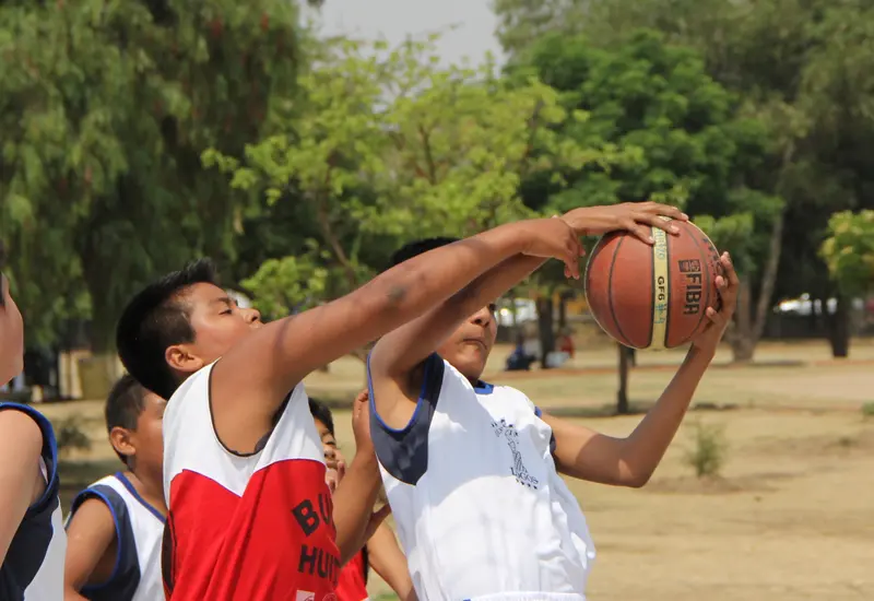Niños jugando basquetbol