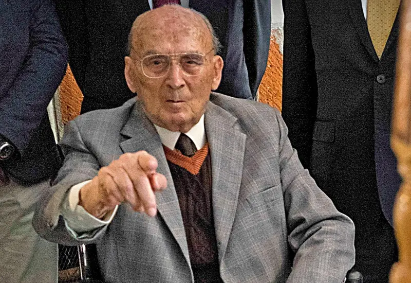 luis-echeverria-señalando