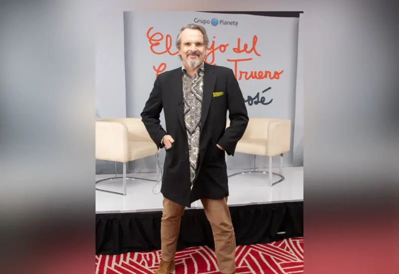 Miguel Bosé Sonriendo