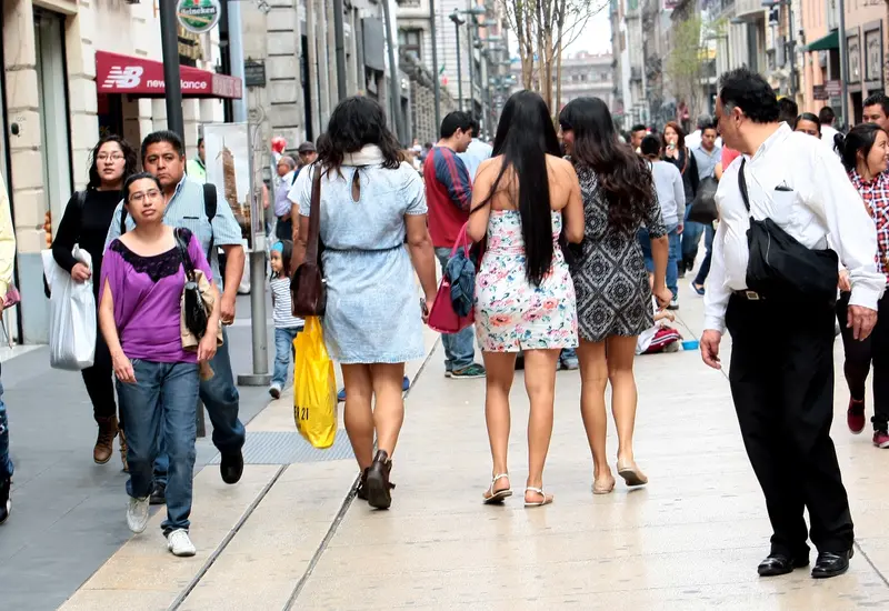 mujeres-caminando-por-la-calle
