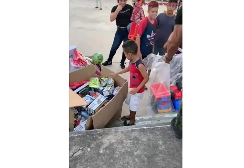 Grupos delictivos aprovechan necesidades de quienes viven en comunidades vulnerables y les entregan víveres o, en este caso, juguetes..