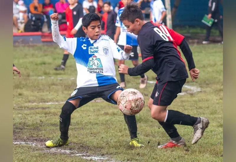 Niños jugando futbol