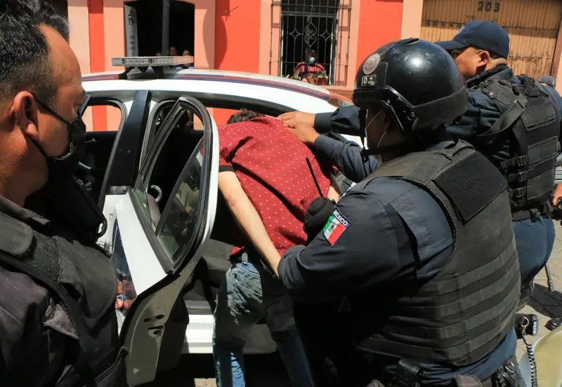 Policías arrestando a persona