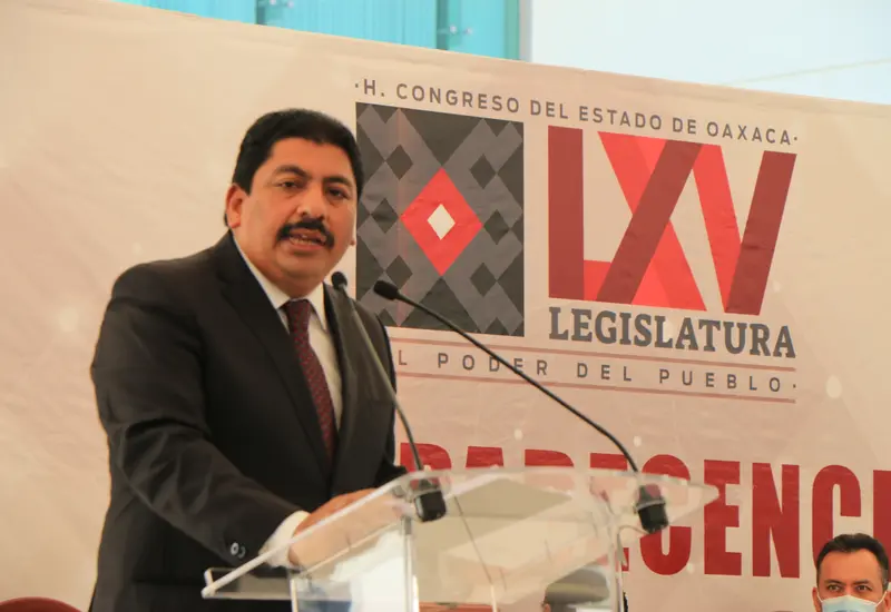 garcia-lopez-frente-a-microfono