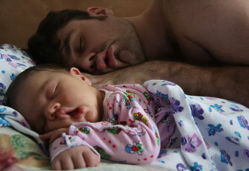 padre-con-bebe-duermen