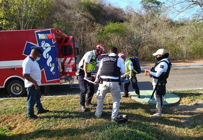 personal-medico-auxilia-a-accidentado