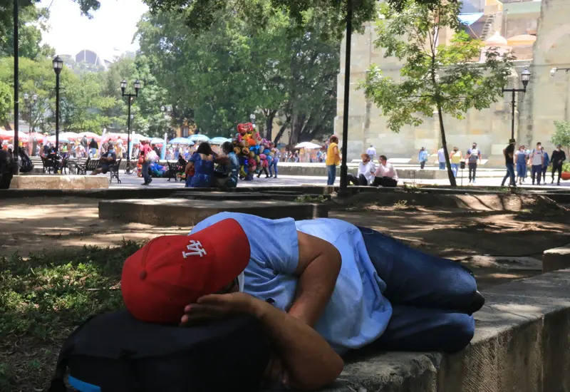 Persona durmiendo en el zócalo