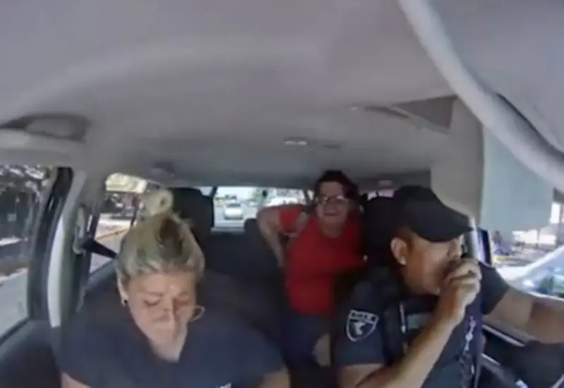 Policías auxiliando a menor