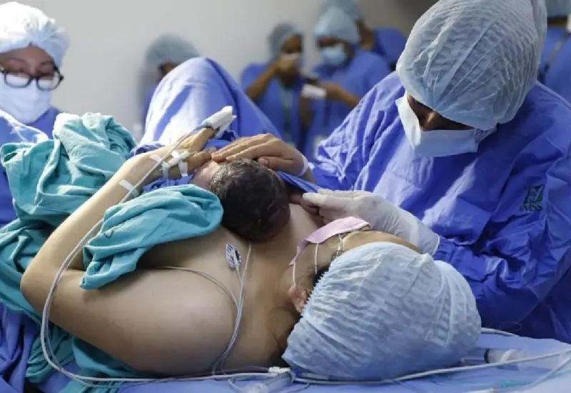 El bebé nació por parto natural tras 39 semanas con 5 días de gestación, pesó 3 kilos 70 gramos y midió 49 centímetros. 