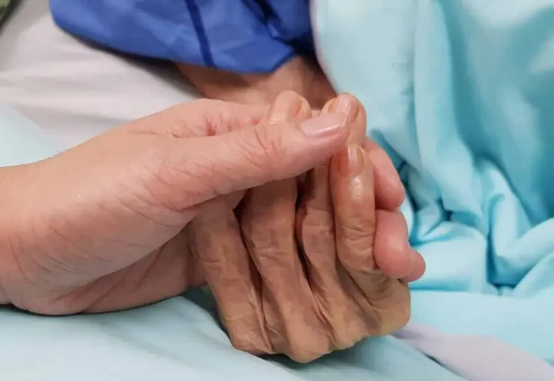 La Sociedad Médica de Santiago, Chile, define a la eutanasia como la “muerte indolora infligida a una persona humana, consciente o no, que sufre abundantemente a causa de enfermedades graves e incurables”.