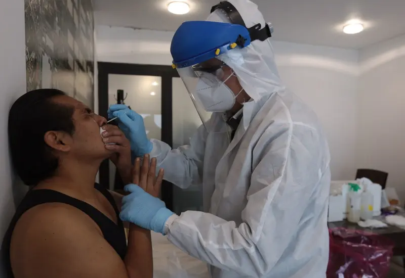 Personal médico realizando prueba COVID