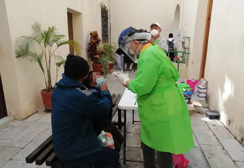 Personal médico realizando prueba COVID