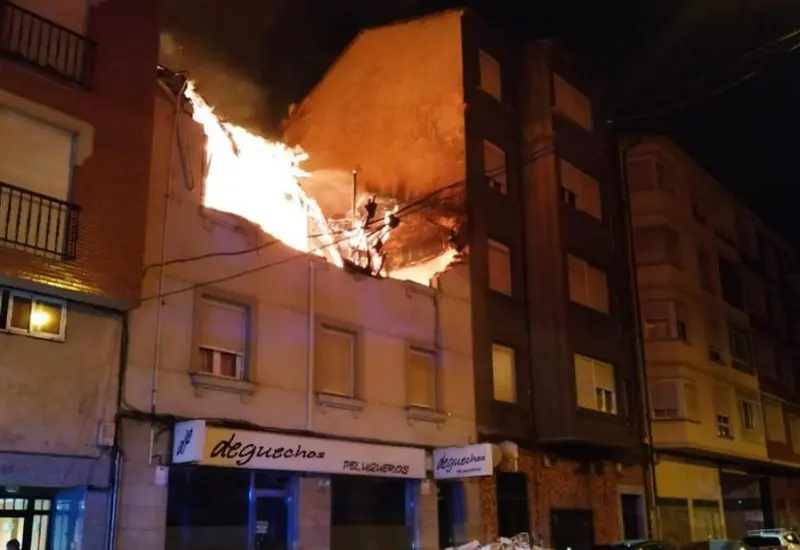 La impactante explosión también provocó un incendio, destruyendo completamente el interior de la casa.