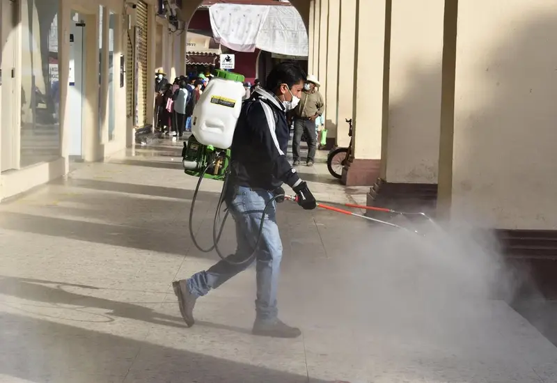 Persona sanitizando