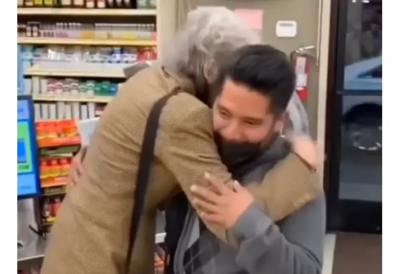 El cajero de nombre Walter, animó a Marion a comprar un boleto de lotería.